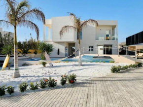 Villa di lusso con piscina e piccola spiaggia